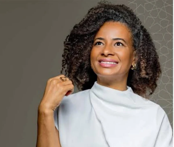 Naby Barbosa É médica e farmacêutica nascida em Eunápolis que construiu uma trajetória internacional em medicina integrativa, com atuação no Brasil e na Europa. Com especialização na Espanha, desenvolve um trabalho que une ciência, escuta e cuidado integral, levando o nome da Bahia para diferentes países. por REPRODUÇÃO