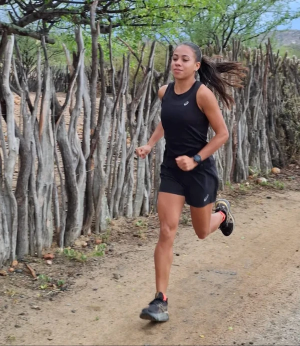 Núbia de Oliveira Silva É corredora baiana de Jaguarari que se destacou no atletismo nacional e internacional em 2025. Ela foi a melhor brasileira na Corrida Internacional de São Silvestre, ficando em terceiro lugar pelo segundo ano seguido. No mesmo ano, conquistou o título sul-americano nos 10.000 m e também venceu provas nacionais. por REPRODUÇÃO