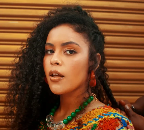 Rachel Reis É cantora e compositora baiana de Feira de Santana que mistura MPB, pop, axé e reggae em sua música. Seu álbum de estreia foi indicado ao Grammy Latino e seu trabalho mais recente, ‘Divina Casca’, a projetou ainda mais no cenário musical. Em 2025, ela se apresentou em grandes festivais e no Afro Fashion Day em Salvador. por REPRODUÇÃO