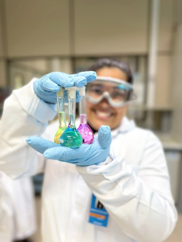 Rebeca Guimarães A técnica em Química constrói sua trajetória no laboratório da Refinaria de Mataripe com precisão, responsabilidade e atenção aos detalhes. É ela quem acompanha análises que vão da matéria-prima ao produto final, ajudando a garantir qualidade, segurança e decisões técnicas mais confiáveis em uma das estruturas energéticas mais importantes do estado. por REPRODUÇÃO