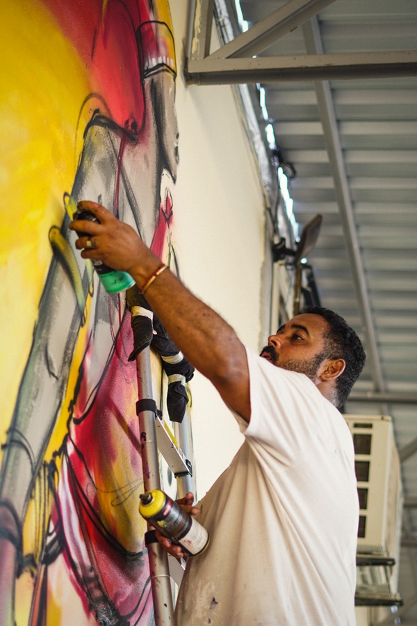 “Senhor do Mercado”: mural de grafite dedicado a Exu Olojá por Matheus Aguiar/Divulgação
