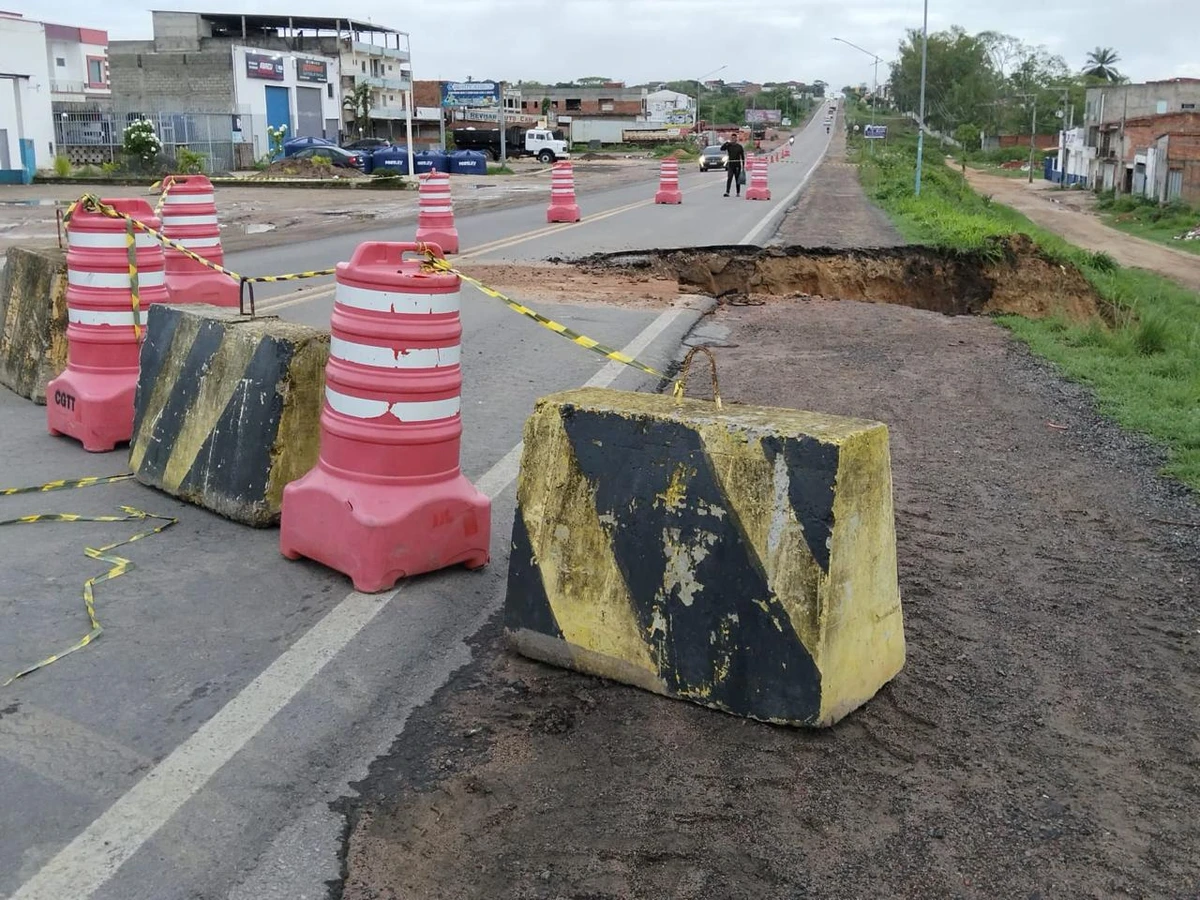 Trecho da BR-116 é interditado após cratera abrir na pista