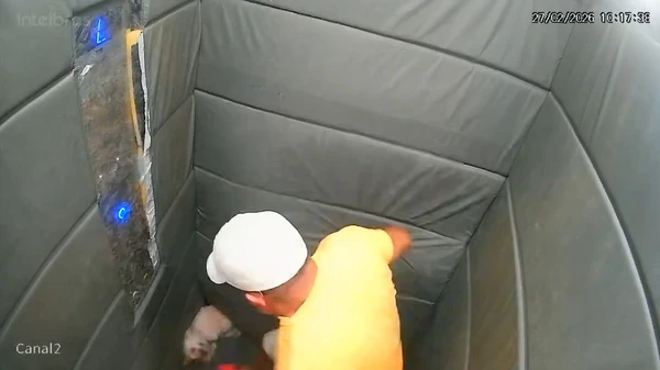 Homem foi flagrado batendo no cachorro por Reprodução