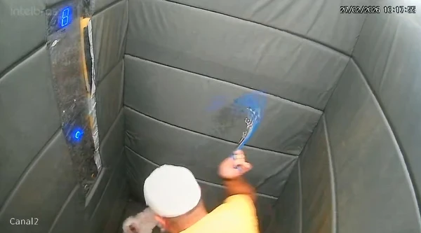 Homem foi flagrado batendo no cachorro por Reprodução