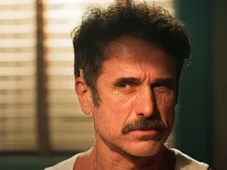 Imagem - Ernesto acorda no hospital e decide confessar crimes em  'Êta Mundo Melhor!' desta terça (10)