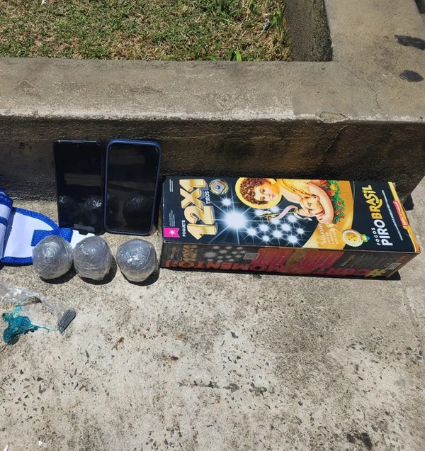Bombas caseiras foram apreendidas pela polícia