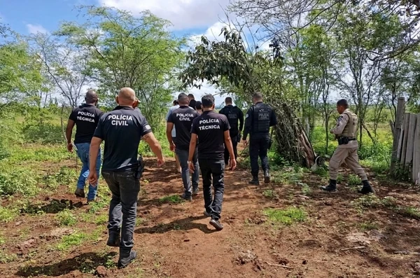 Homens foram encontrados em zona da mata