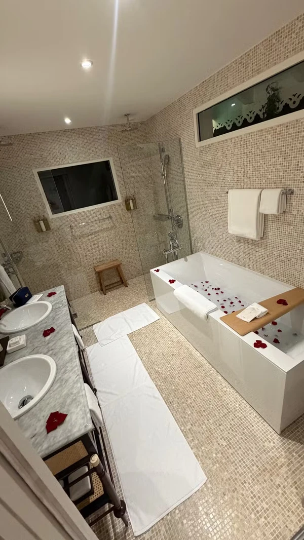 Lore Improta e Léo Santana celebram aniversário de casamento em hotel de luxo por Reprodução/Redes Sociais 