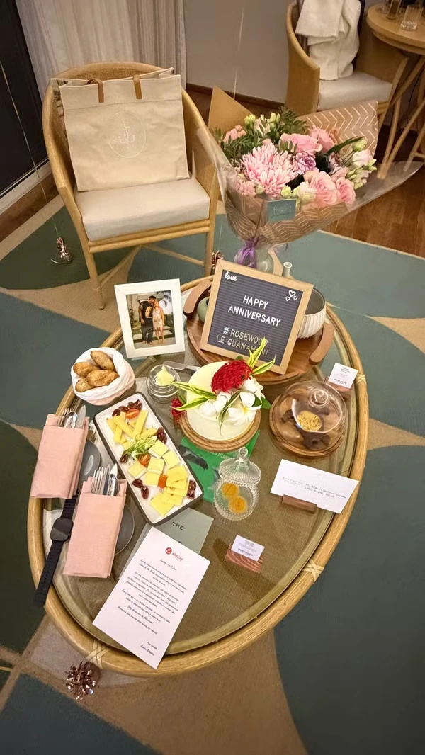 Lore Improta e Léo Santana celebram aniversário de casamento em hotel de luxo por Reprodução/Redes Sociais 