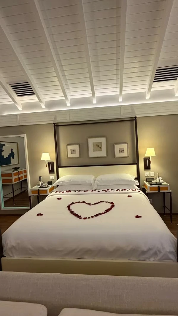 Lore Improta e Léo Santana celebram aniversário de casamento em hotel de luxo por Reprodução/Redes Sociais 