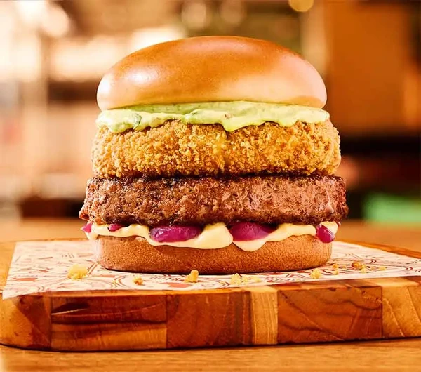 Catupiry Madness Burger: Hambúrguer de 200g no pão brioche com disco de Catupiry Original empanado, maionese verde da casa, molho defumado e picles de cebola roxa. por Divulgação