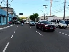 Imagem - Corpo é encontrado dentro de carrinho de supermercado em avenida movimentada de Salvador