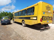 Imagem - PRF flagra ônibus escolar transportando adultos para velório em cidade na Bahia