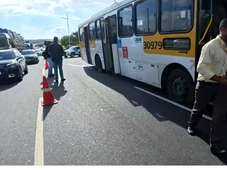 Imagem - Tiros na Paralela: PM atira em pneus de ônibus após homem em surto roubar veículo