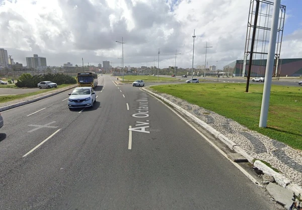 Avenida Octávio Mangabeira, na Boca do Rio por Google Street View