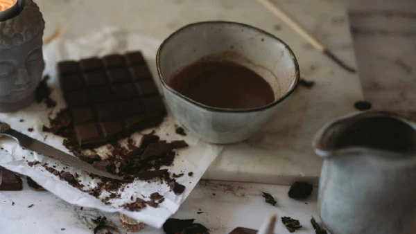 Chocolate amargo com alto teor de cacau está entre os alimentos associados à melhora da pressão arterial em estudo internacional