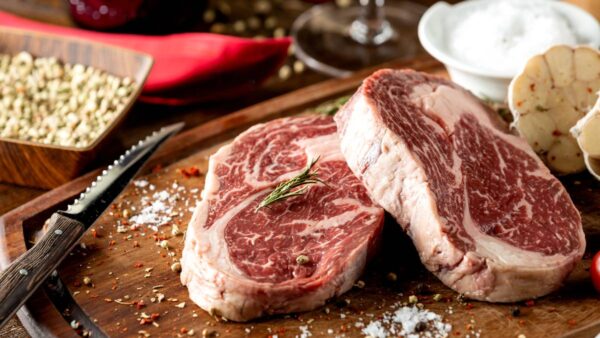 Durante a digestão de proteínas, o corpo produz amônia, normalmente convertida em ureia pelo fígado e eliminada