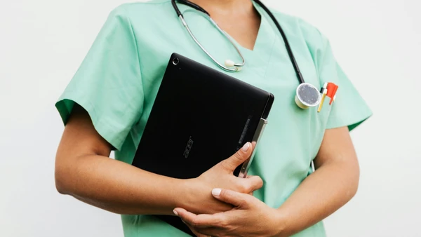 O setor de saúde é um dos que mais gera postos de trabalho qualificados no país, representando quase 10% do PIB; o avanço dos custos reflete também o investimento em novas tecnologias e na valorização da mão de obra