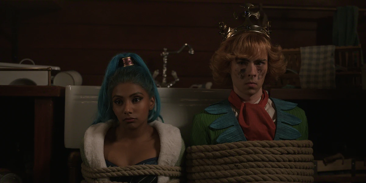 Miss Wednesday (Charithra Chandran) e Mr. 9 (Daniel Lasker) na série de One Piece por Divulgação/Netflix