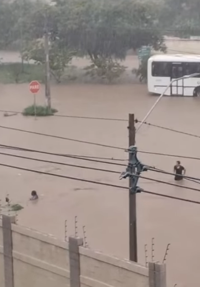 Mulher desaparece após enxurrada em Vitória da Conquista por Reprodução