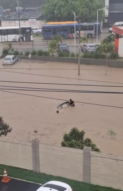 Mulher desaparece após enxurrada em Vitória da Conquista por Reprodução