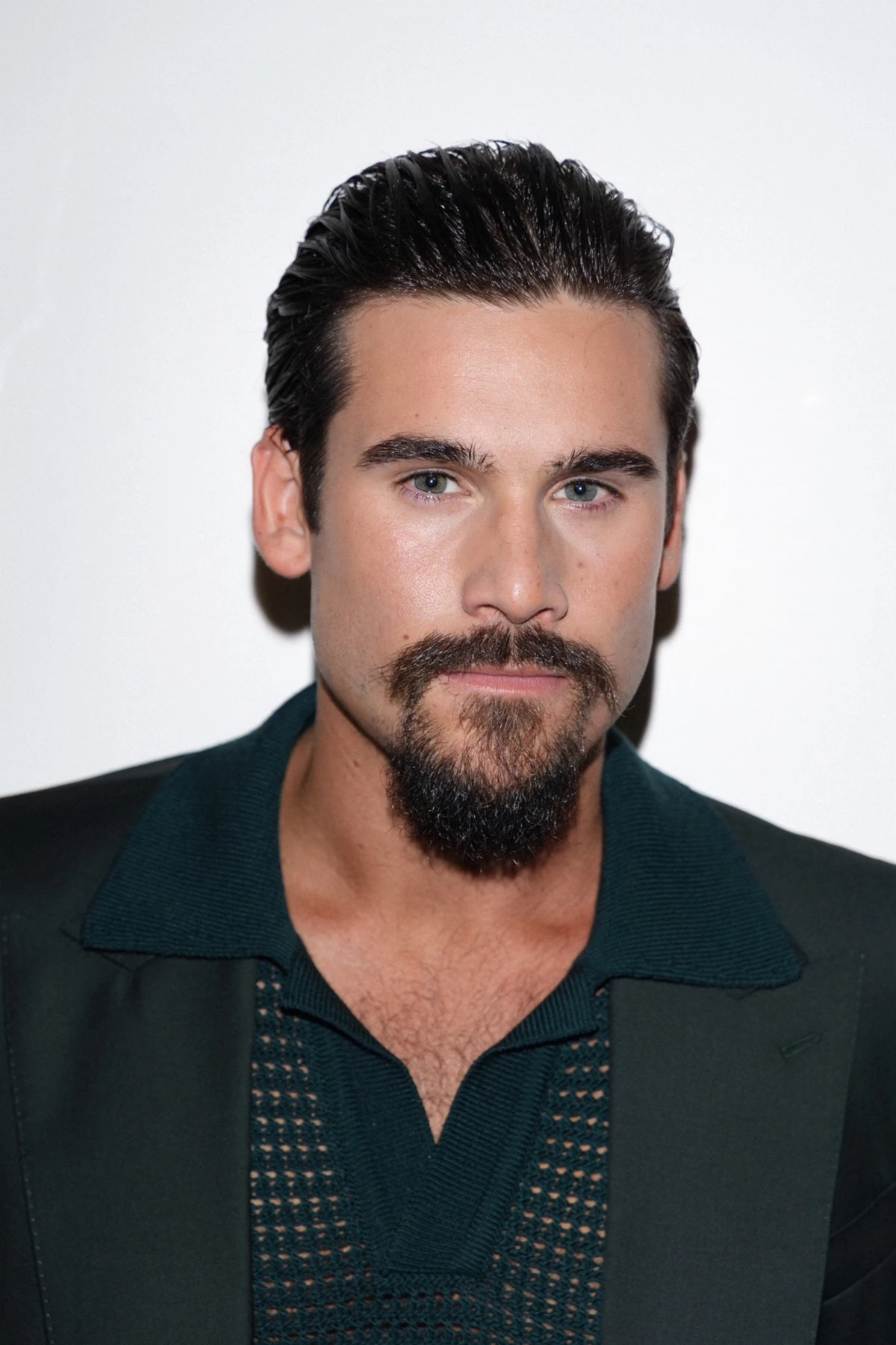 Nicolas Prattes celebra estreia como vilão em Nobreza do Amor ao lado de Sabrina Sato por Lusca