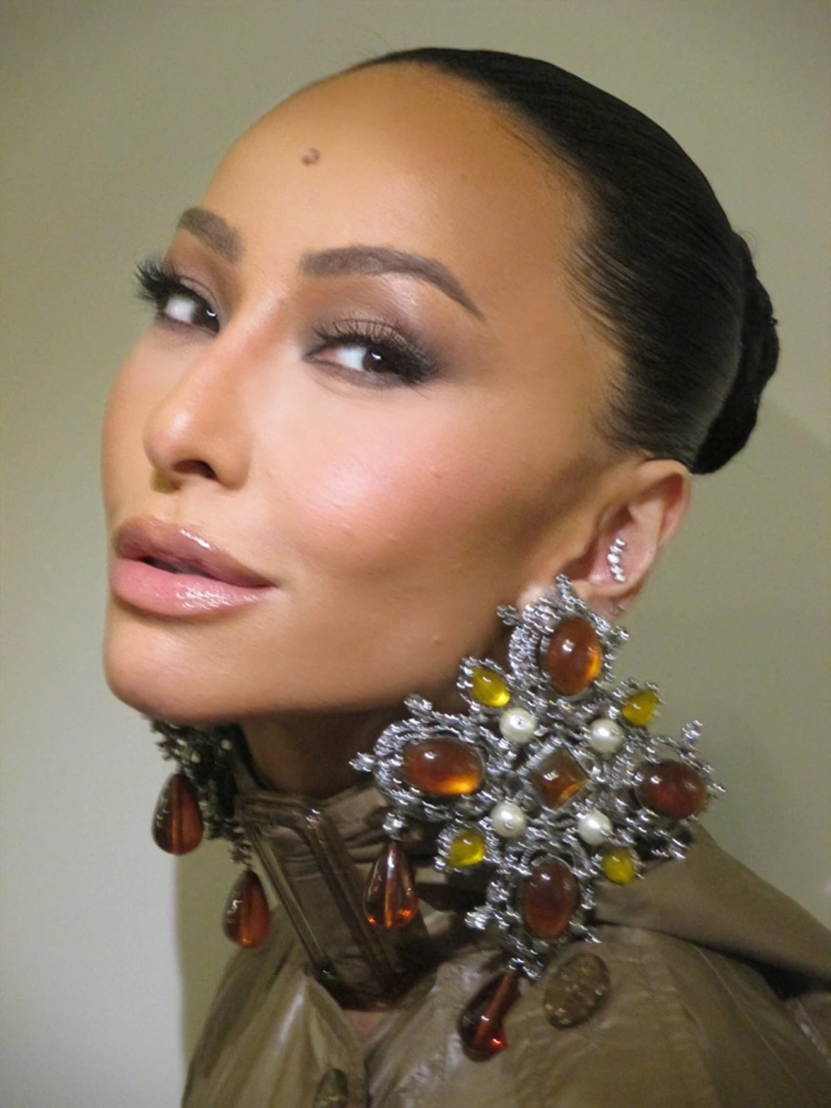 Nicolas Prattes celebra estreia como vilão em Nobreza do Amor ao lado de Sabrina Sato por Lusca