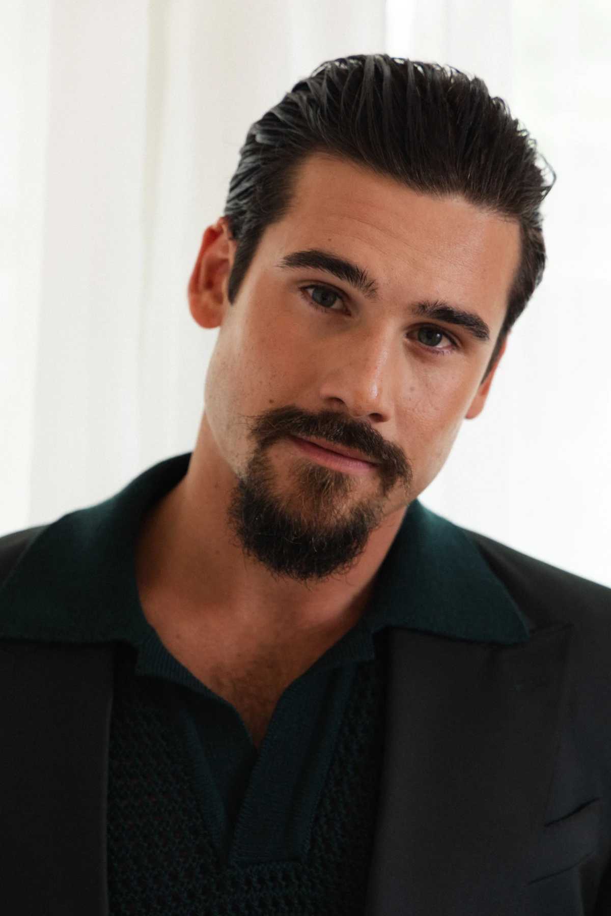 Nicolas Prattes celebra estreia como vilão em Nobreza do Amor ao lado de Sabrina Sato por Lusca