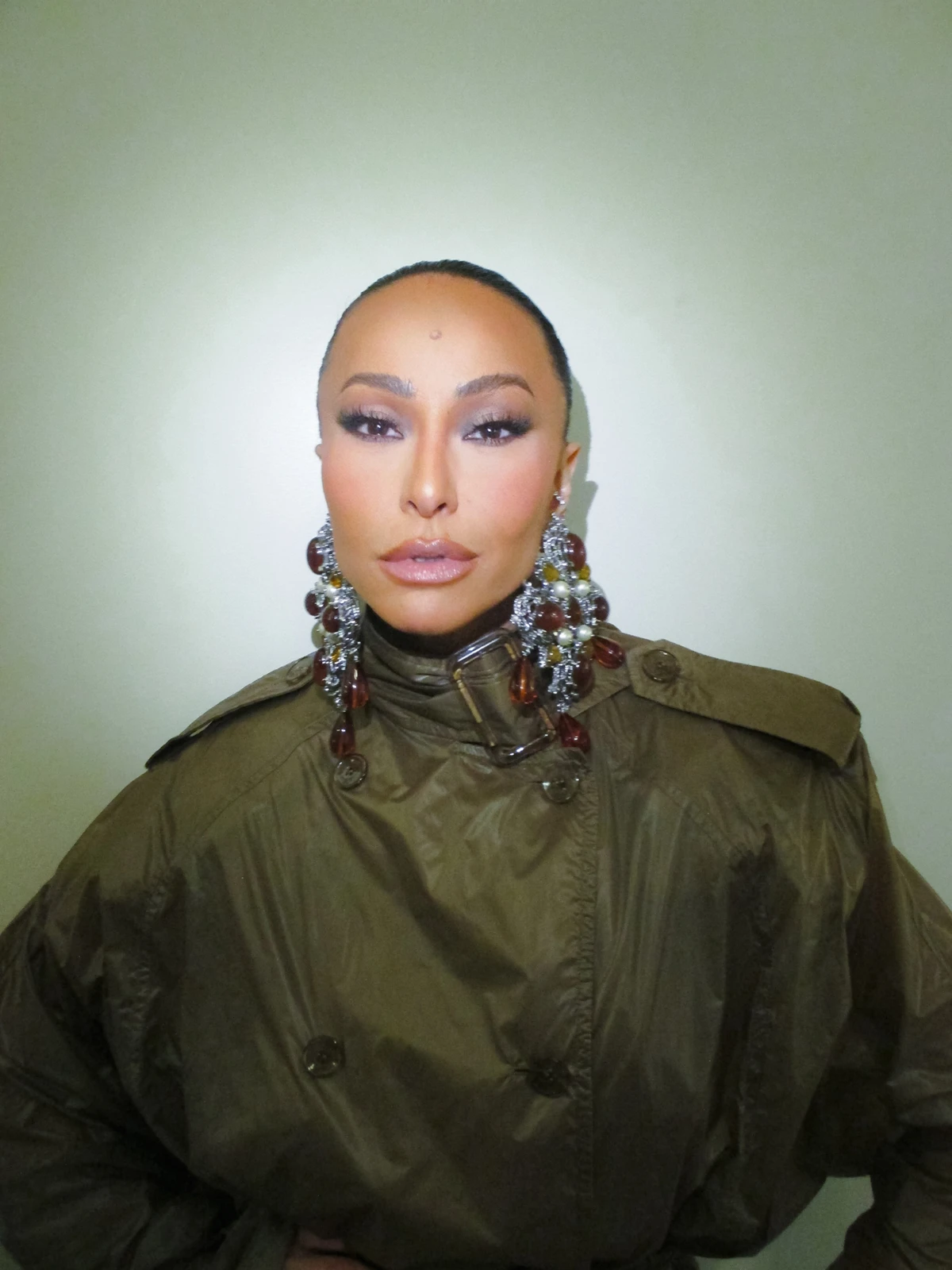 Nicolas Prattes celebra estreia como vilão em Nobreza do Amor ao lado de Sabrina Sato por Lusca