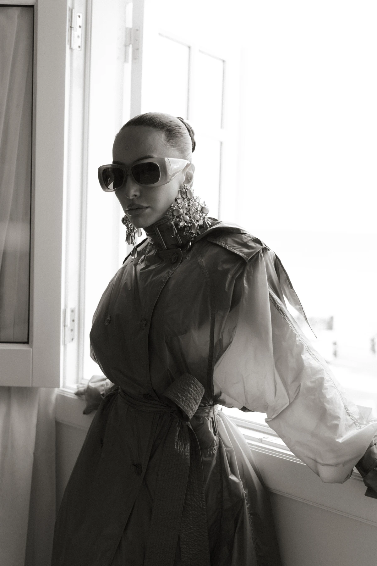 Nicolas Prattes celebra estreia como vilão em Nobreza do Amor ao lado de Sabrina Sato por Lusca