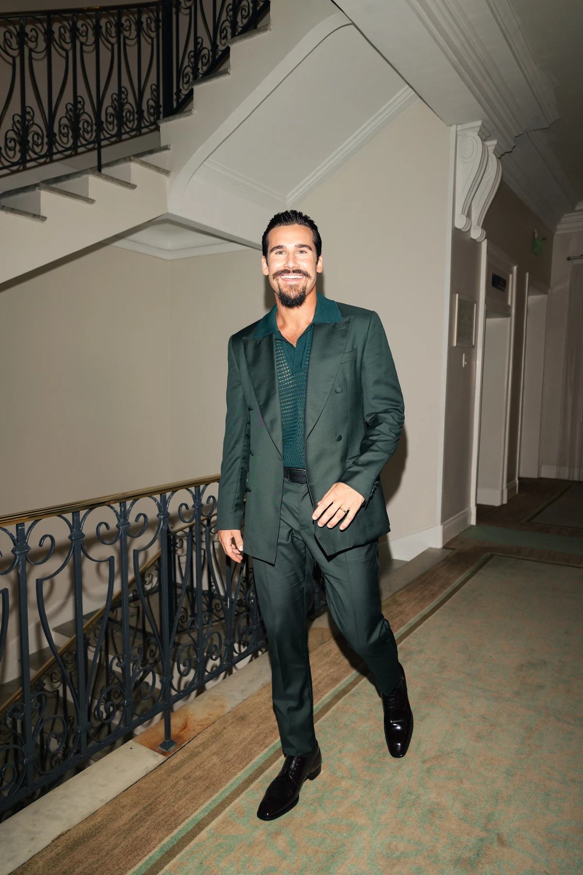 Nicolas Prattes celebra estreia como vilão em Nobreza do Amor ao lado de Sabrina Sato por Lusca