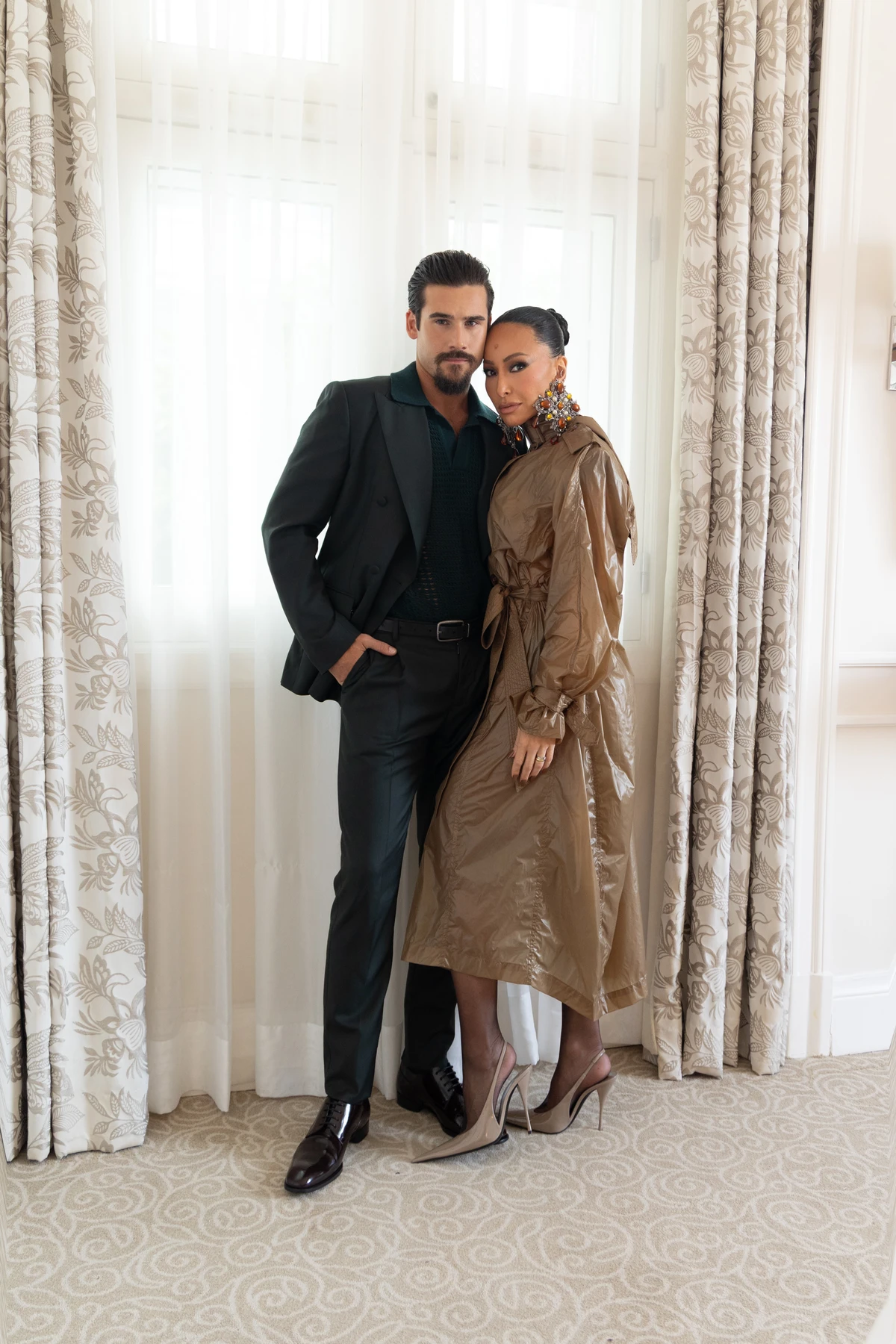 Nicolas Prattes celebra estreia como vilão em Nobreza do Amor ao lado de Sabrina Sato por Lusca