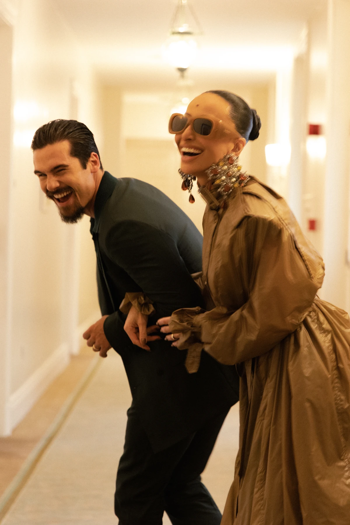 Nicolas Prattes celebra estreia como vilão em Nobreza do Amor ao lado de Sabrina Sato por Lusca