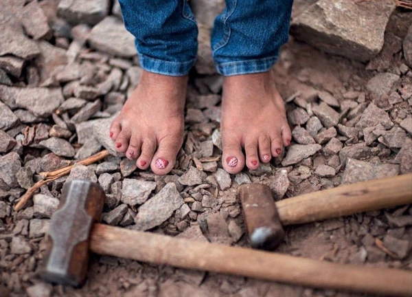 Novo livro expõe a realidade de mulheres que quebram pedras por R$ 0,15 na Chapada Diamantina