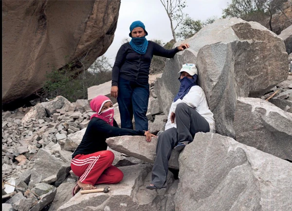Novo livro expõe a realidade de mulheres que quebram pedras por R$ 0,15 na Chapada Diamantina por Divulgação