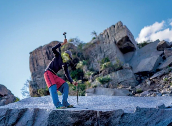 Novo livro expõe a realidade de mulheres que quebram pedras por R$ 0,15 na Chapada Diamantina por Divulgação