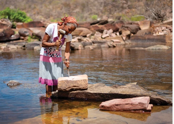 Novo livro expõe a realidade de mulheres que quebram pedras por R$ 0,15 na Chapada Diamantina por Divulgação