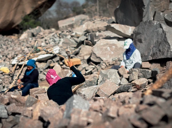 Novo livro expõe a realidade de mulheres que quebram pedras por R$ 0,15 na Chapada Diamantina por Divulgação