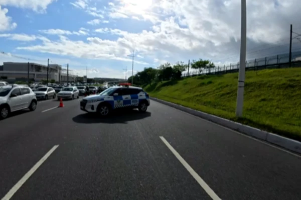 PMs atiraram em ônibus na Paralela por Reprodução