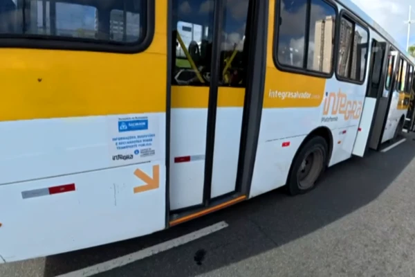 PMs atiraram em ônibus na Paralela por Reprodução