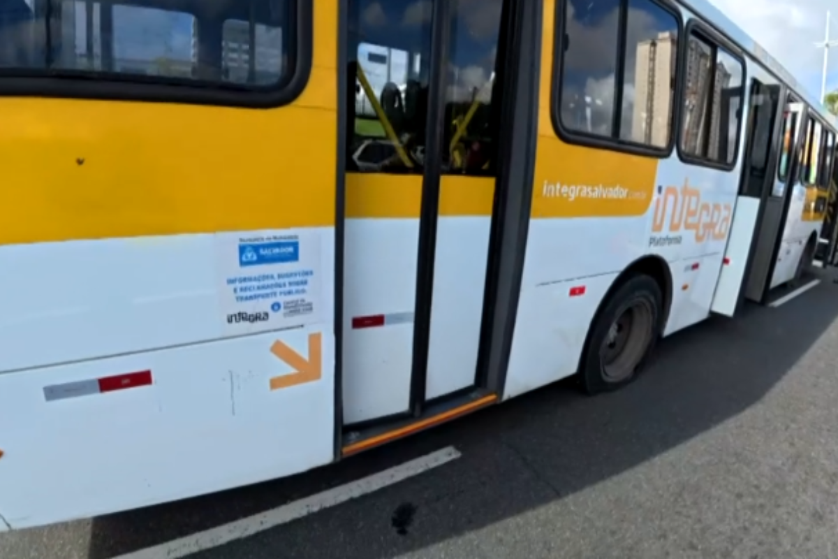 PMs atiraram em ônibus na Paralela por Reprodução