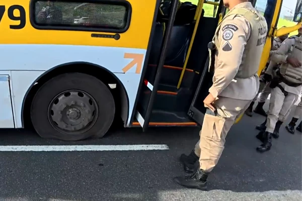 PMs atiraram em ônibus na Paralela por Reprodução