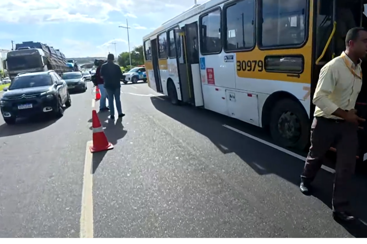 PMs atiraram em ônibus na Paralela por Reprodução