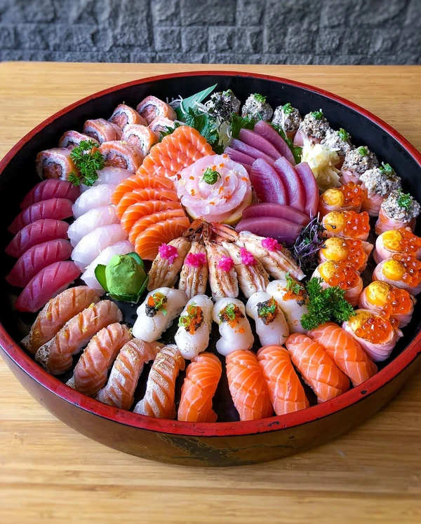 Pratos do TATÁ Sushi de Leo Young por Reprodução