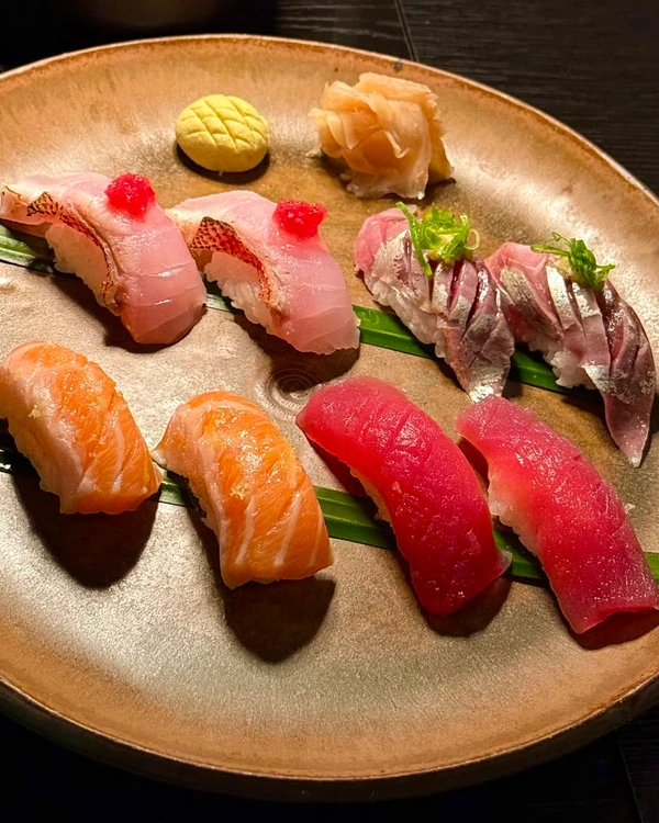 Pratos do TATÁ Sushi de Leo Young por Reprodução