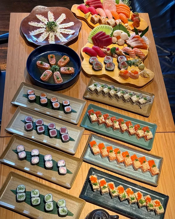 Pratos do TATÁ Sushi de Leo Young por Reprodução