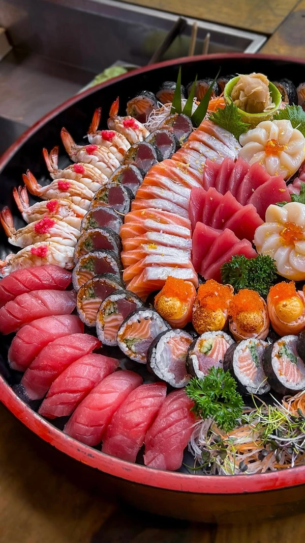 Pratos do TATÁ Sushi de Leo Young por Reprodução