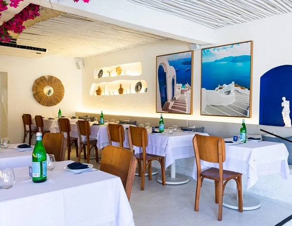 Fira: Especializado em culinária grega, o restaurante Fira teve seu fechamento anunciado no dia 8 de abril de 2025. A unidade foi inaugurada em 2022, no Caminho das Árvores, e ficou conhecida pela sua alta gastronomia. O estabelecimento pertencia ao Grupo Soho. "Somos gratos por cada cliente que compartilhou momentos conosco, apreciando nossos sabores e hospitalidade", agradeceram os responsáveis no comunicado. por Divulgação