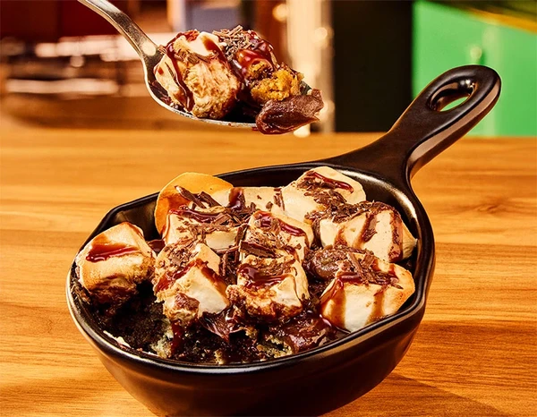 S’mores Outback: Sobremesa quente com base de cookie com gotas de chocolate, brigadeiro cremoso, marshmallow gratinado, calda e raspas de chocolate. por Divulgação
