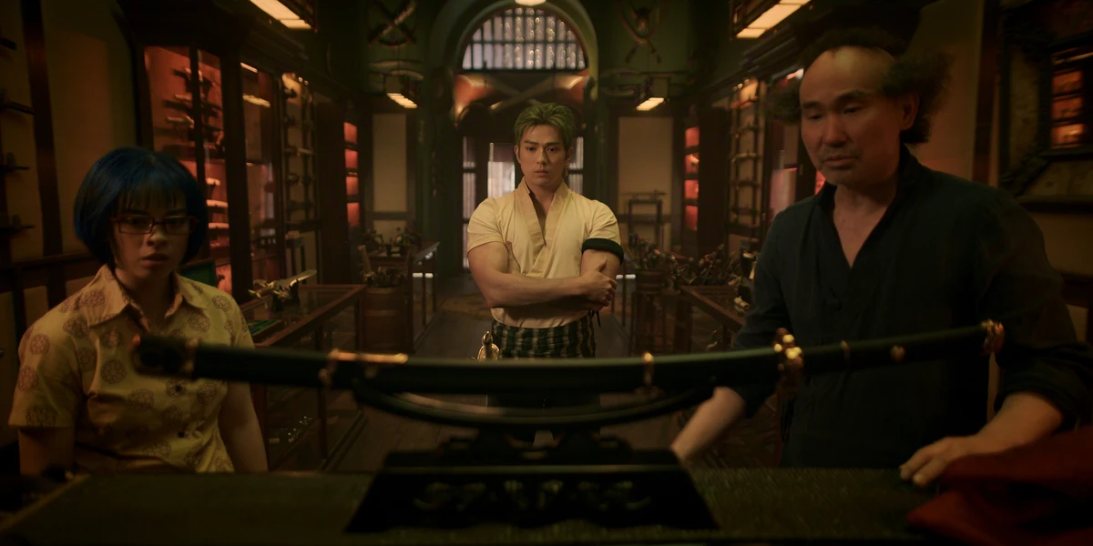 Tashigi (Julia Rehwald), à esquerda, na série de One Piece por Divulgação/Netflix